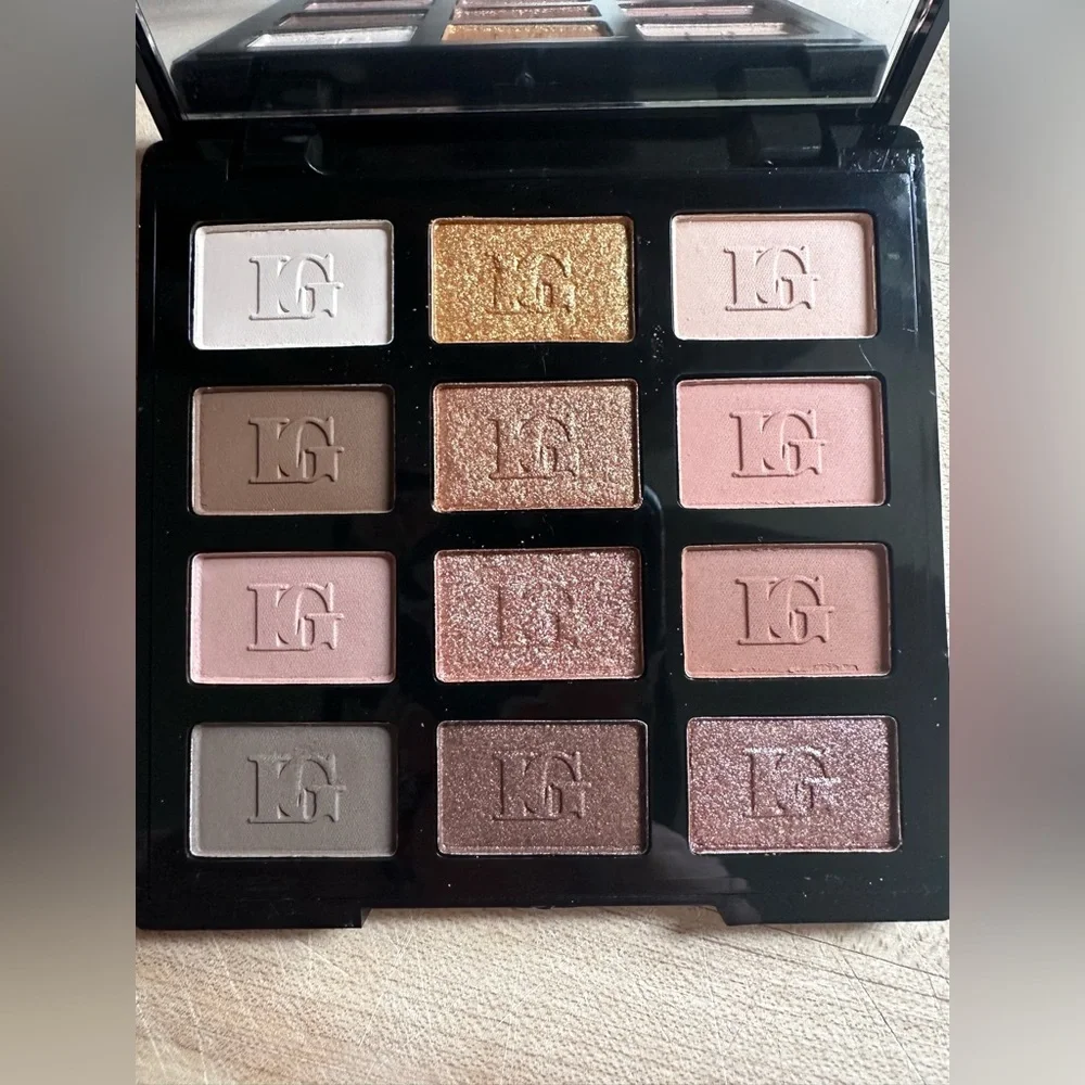 LAURA GELLER Compact Nude Attitude Shift Into Neutral 12 Multi-Finish EYESHADOWS